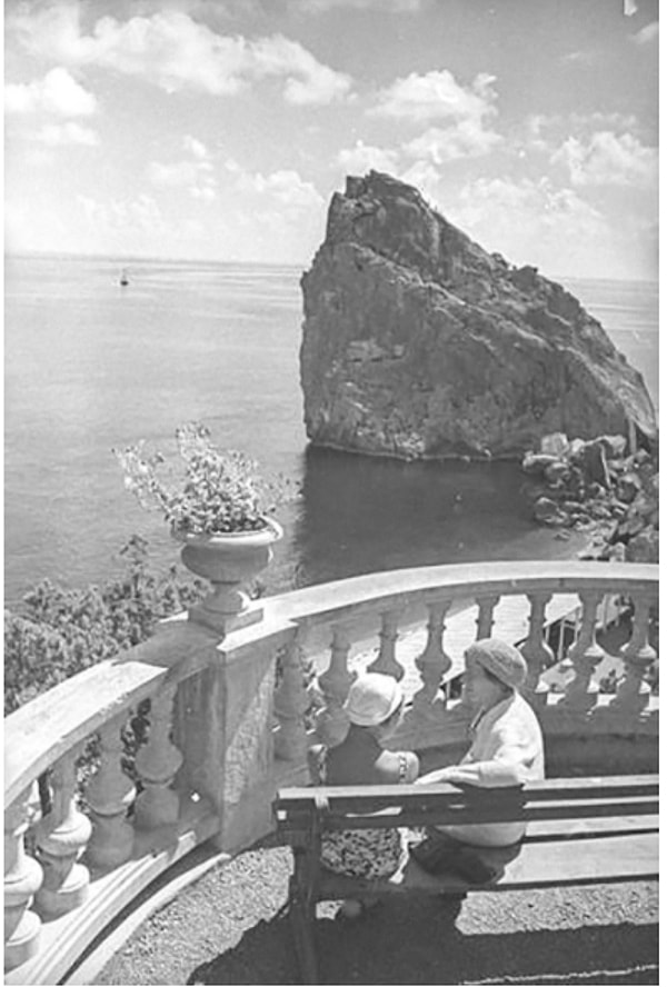 6. Две женщины отдыхают на ротонде в Симеизе, 1930-е гг.