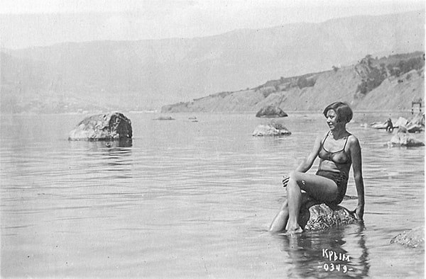 8. Молодая девушка позирует на Черном море, 1934 год.