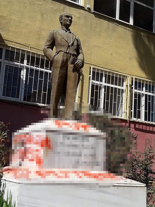 Tekirdağ'da Atatürk Heykeline Boya ile Hakaret İçerikli Yazılar Yazıldı