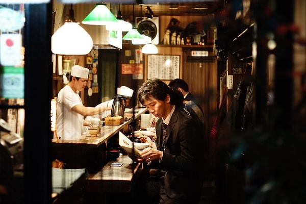 2. Yemek yerken höpürdetmek birçok ülkede saygısız bir davranış olarak görülür ancak Japonya'da durum tam tersidir.