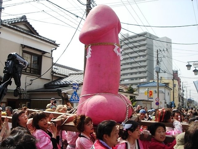 11. Japonya'da Nisan ayının ilk Pazar günü binlerce insan Kanamara Matsuri veya penis festivali için Kawasaki'yi ziyaret ediyor.