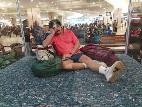 6. "Супер реалистичная бронзовая статуя в аэропорту".