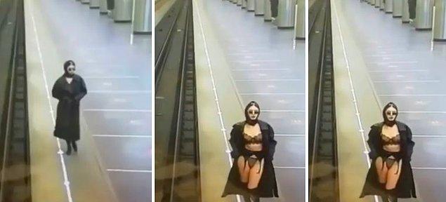 İstasyon kamerasının önüne gelen kadın, trençkotunun önünü açarak içine giydiği jartiyer ile şov yapıyor...