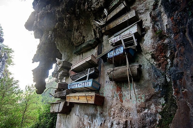 13. Sagada'da insanların tabutlarını kireçtaşı mağaralara astıkları eski bir gelenek bulunuyor...