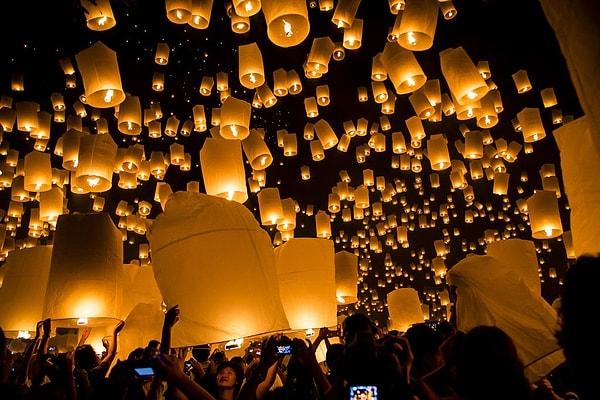 15. Kuzey Tayland'da kasım ayında onlarca insan bir araya gelerek dilek fenerleriyle dilek tutarak gökyüzüne bırakıyor.