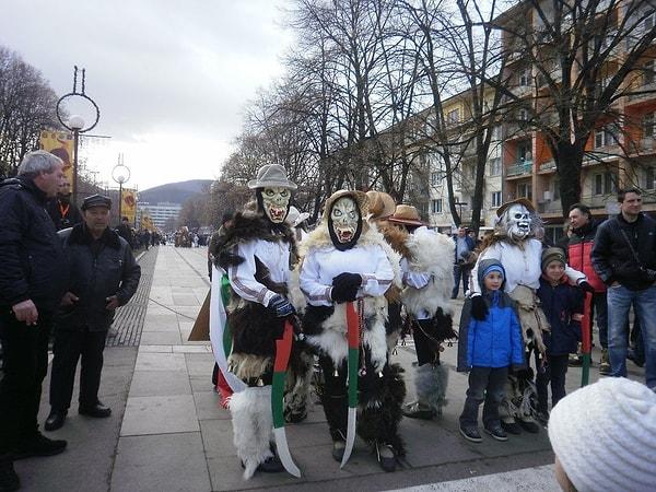 16. Bulgaristan'da Surva festivalinde renkli maskeler takılarak ve zil çalarak kötü ruhlar uzaklaştırılıyor.
