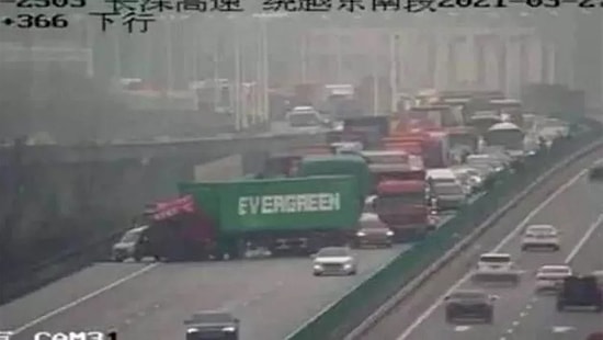 Süveyş Kanalı'nı Kapatan Evergreen'in TIR'ı, Bu Kez Çin'deki Bir Otoyolu Tıkadı