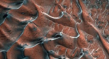 NASA, Mars'taki Buzlu Kum Tepelerinin Fotoğrafını Paylaştı