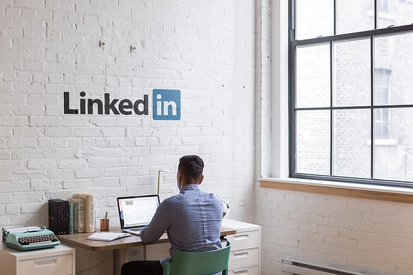 1. LinkedIn'i kişisel markanızı kurmak ve hikayenizi anlatmak için kullanabilirsiniz.