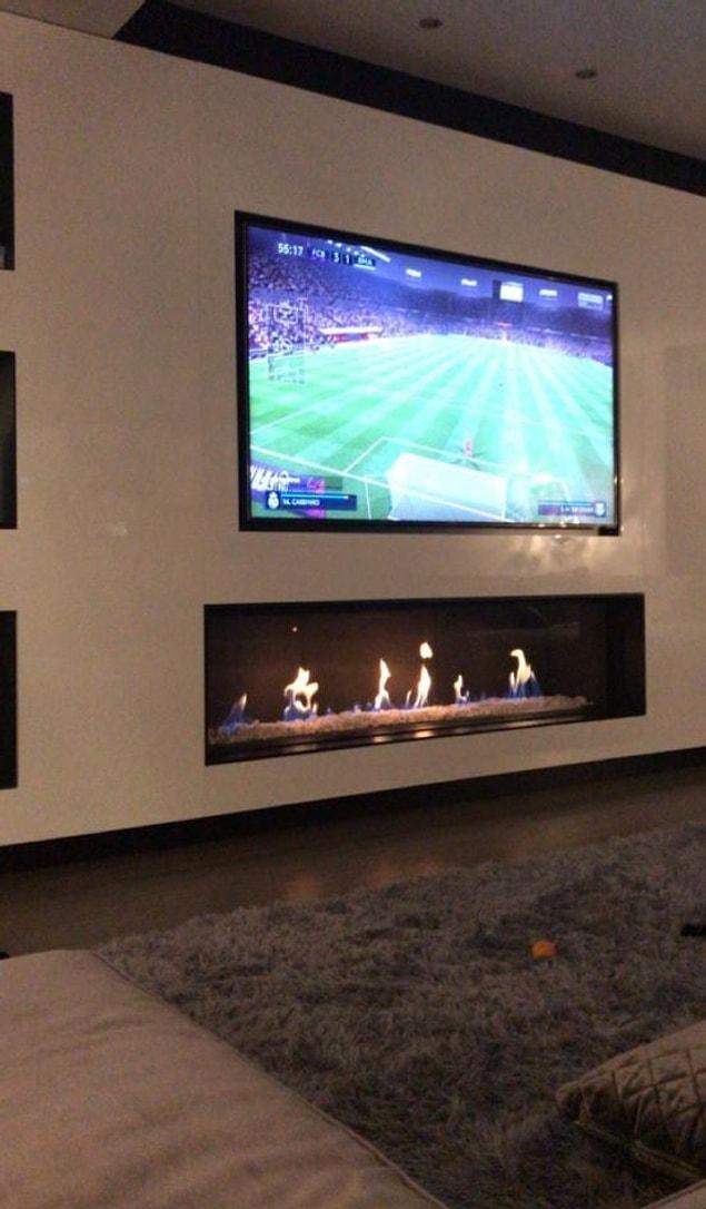 Televizyonda her daim futbol var ve sıcak aile geceleri için ise usul usul yanan bir şömine.