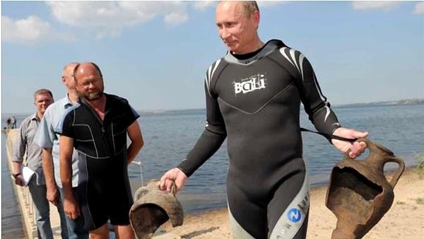 10. Bu meşhur fotoğrafı belki hatırlarsınız. Putin Karadeniz'e dalış yapmış ve iki Antik Yunan amforası bulmuştu.