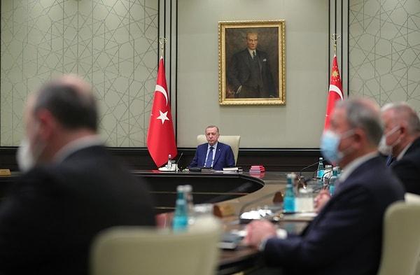 Yaklaşık 3-4 saat sürmesi beklenen toplantının ardından Cumhurbaşkanı Erdoğan’ın 19:30 - 20:30 arasında kameraların karşısına geçeceği tahmin ediliyor.