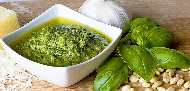1. İlk önce içeriğin başrolü pesto sos nasıl yapılıyor ona bir bakalım...