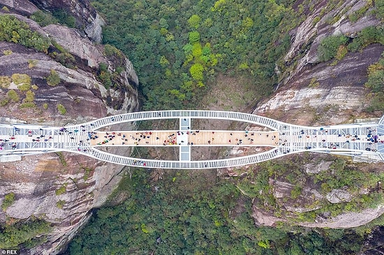 Двухъярусный стеклянный мост в Китае настолько необычен, что некоторые не поверили, что он настоящий