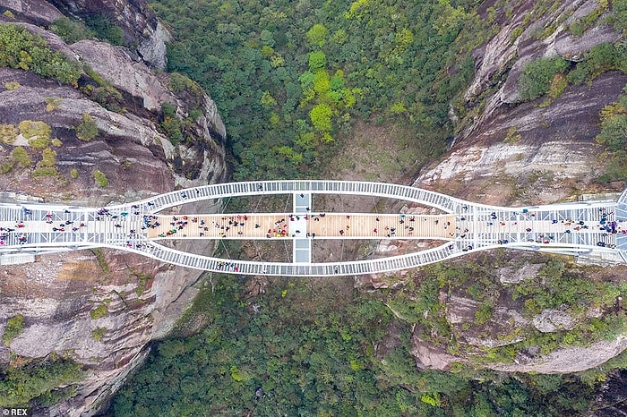 Двухъярусный стеклянный мост в Китае настолько необычен, что некоторые не поверили, что он настоящий