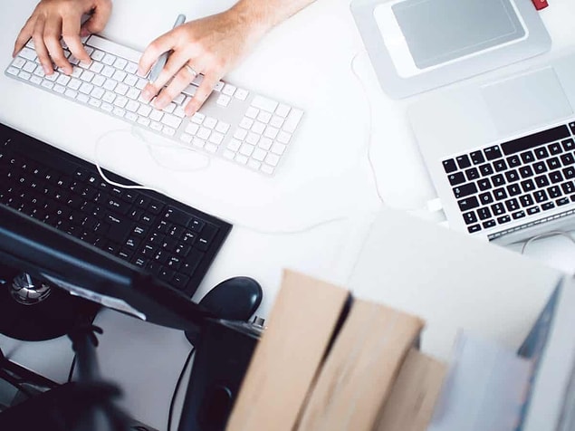 Online/çevrimiçi öğrenme, eğitim amaçlı materyaller geliştirmek için internetin ve diğer bazı önemli teknolojilerin kullanılması, programın öğretimsel olarak sunulması ve yönetilmesi hali..
