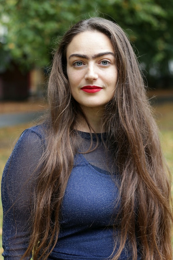 «Раньше я чувствовала себя менее женственной из-за моих довольно объемных бровей»