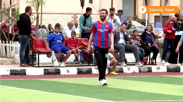 2. На самом деле это 27-летний египетский художник по имени Ислам Батта, который впрочем не против поиграть в футбол и прикинуться аргентинским футболистом, чтобы порадовать местных детишек.