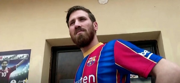 1. Итак, этот бородач в форме Барселоны - вовсе не Лионель Месси (хотя и очень похож).