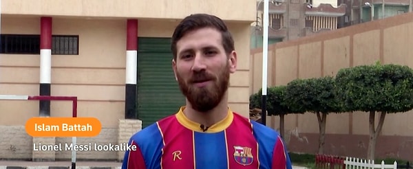 3. Батта часто приезжает в детский дом городка Эз-Заказик на футбольный матч, и мальчишки буквально выстраиваются в очередь, чтобы пожать руку двойнику великого Месси.