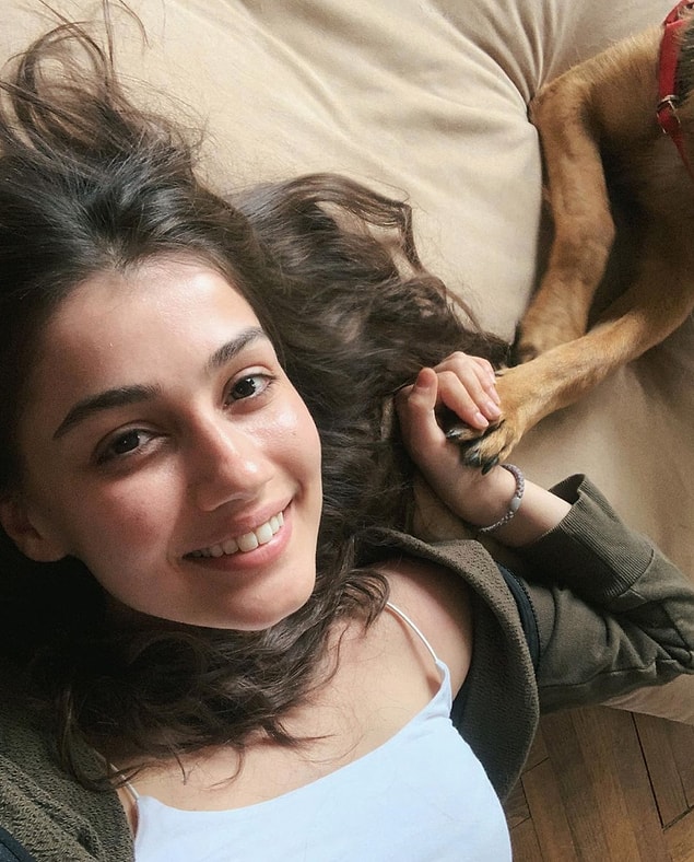 Bununla birlikte; 'Karagül', 'Hayat Bazen Tatlıdır' ve 'Sevgili Geçmiş' adlı dizilerde yer alarak oyunculuğuyla kendine hayran bıraktı.