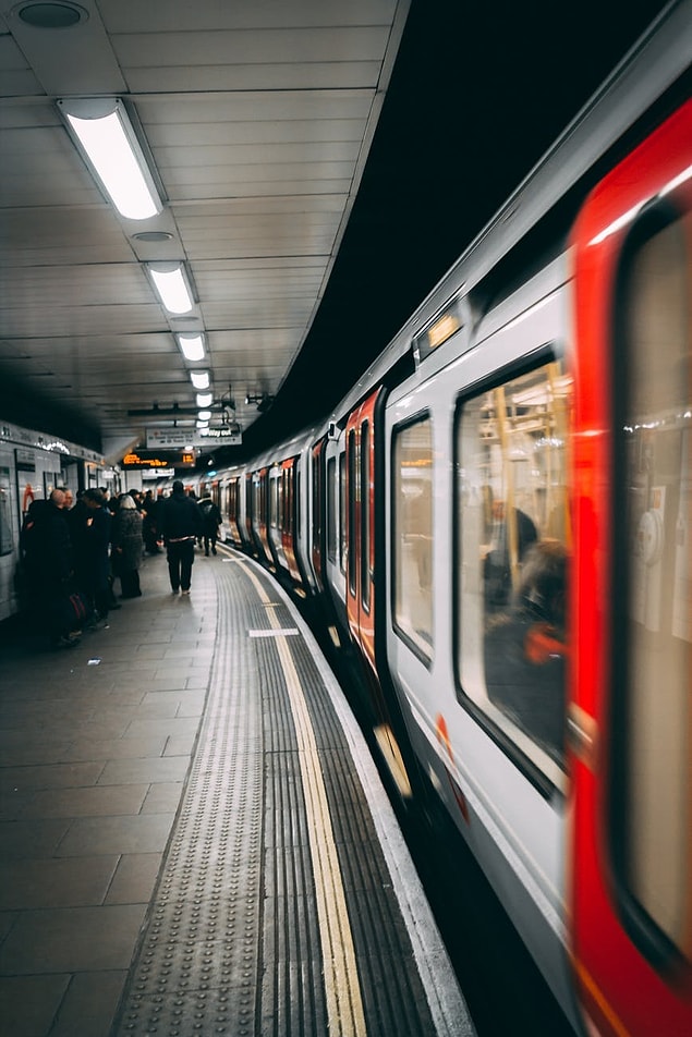 12. "Metrolarda çok fazla turnikeye yer verilmez. Ancak biletiniz olması gerekir. Eğer bilet almadığınız anlaşılırsa o anda ödemenizin mecbur kılındığı cezalar verilebilir."
