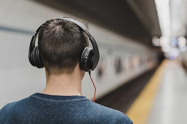 3. Kulaklığınız dışarı müzik vermesin. Ya kısık sesle dinleyin ya da buna uygun bir kulaklık edinin, kimse otobüste konser dinlemek istemiyor.