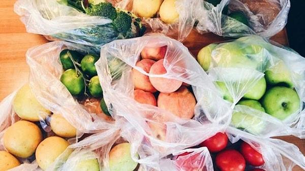 12. Marketlerde poşete para vermemek için meyve sebze reyonundaki poşetleri kullanmayın.