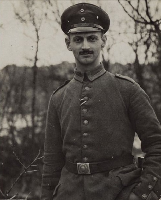 7. Bu fotoğraftaki, Birinci Dünya Savaşı sırasında Almanya için savaşan ve İkinci Dünya Savaşı sırasında zulmünden kaçmaya çalışan Otto Frank.