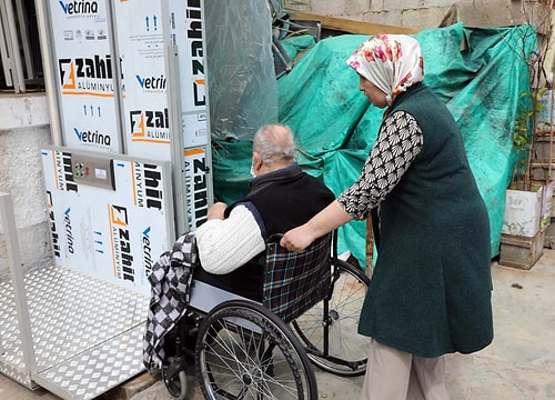 Yıllardır Hapis Hayatı Yaşıyordu... Evin Girişine Asansör Yapıldı, 6 Yıl Sonra Dışarı Çıktı