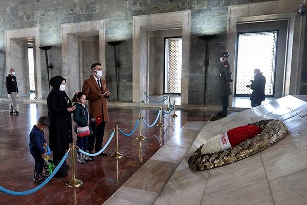 Atatürk'ün mozolesine gelen Karahan ailesi, burada dua etti.