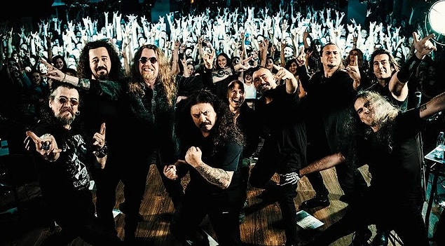 Uzunca bir süre konser grubu olarak çeşitli mekanlarda sahne alan Pentagram, ilk albümü 1990'da çıkardı.