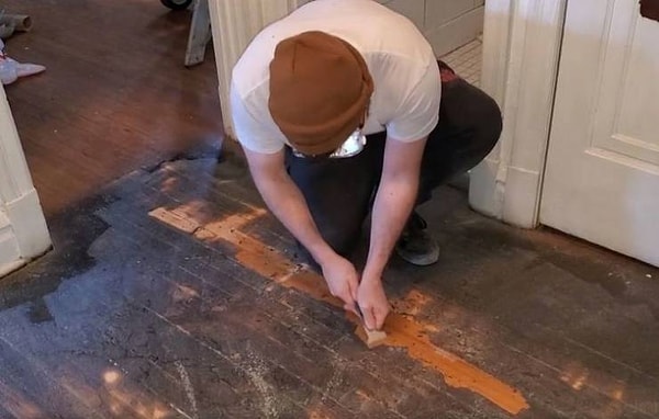 2. "Недавно я купил дом, который снимали жильцы на протяжении 20 лет и, кажется, никогда не мыли полы".