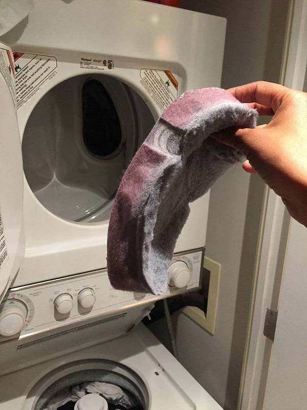 8. "Кажется, наш квартиросъемщик так и не понял, как пользоваться сушкой для белья!"