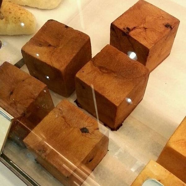 4. "Думаете, это деревянные кубики? А вот и нет! На самом деле это свежеиспеченный хлеб".