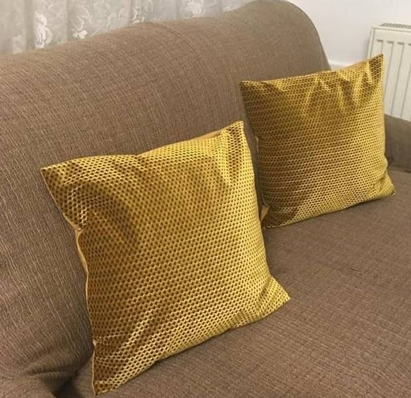 9. "Эти подушки выглядят так, словно их вставили в это фото в фотошопе, но на самом деле они просто так отражают свет".