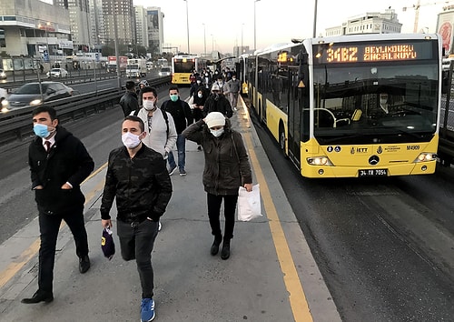 İstanbul'da Yüzme Havuzu ve Halı Sahalar Açıldı