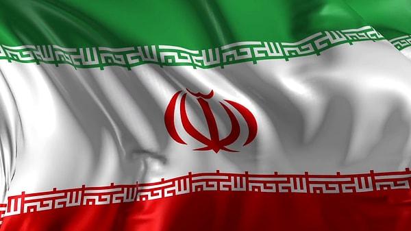 6. İran bayrağının hem yeşil hem de kırmızı bantlarının kenar kısımlarında 'Allah-u Ekber' sözü 22 kez tekrarlanıyor.