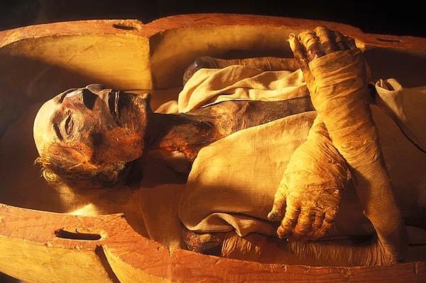 Bazı arkeologların mezarları kazdıktan sonra ölmesinin nedeni olarak da ünlü arkeolog Hawass, ölümlerin mezarların içindeki mikroplara bağlı olduğunu söylüyor.