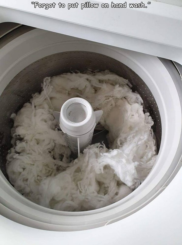 4. "Забыла включить режим бережной стирки для подушки, и вот результат".