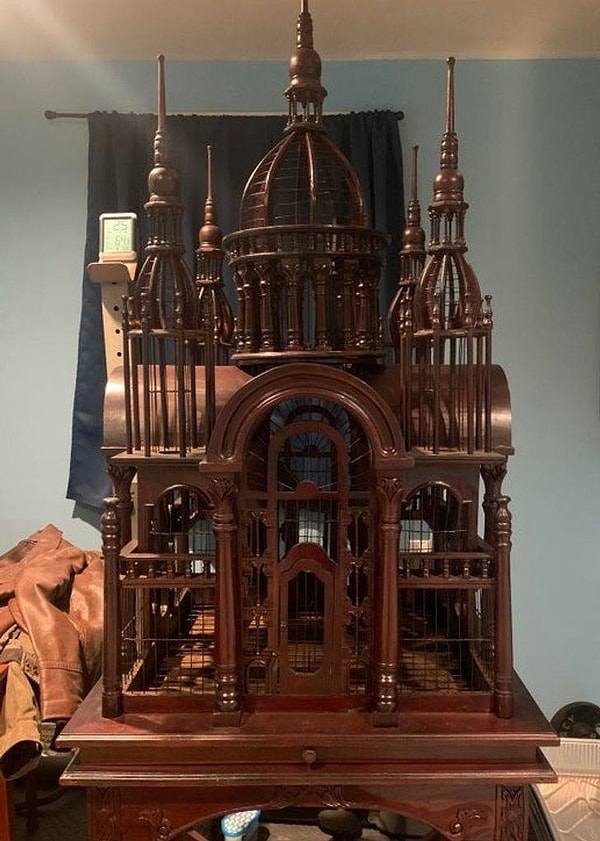 9. "По наследству мне перешла вот эта шикарная клетка для птиц в викторианском стиле. Ручная работа, просто восторг!"