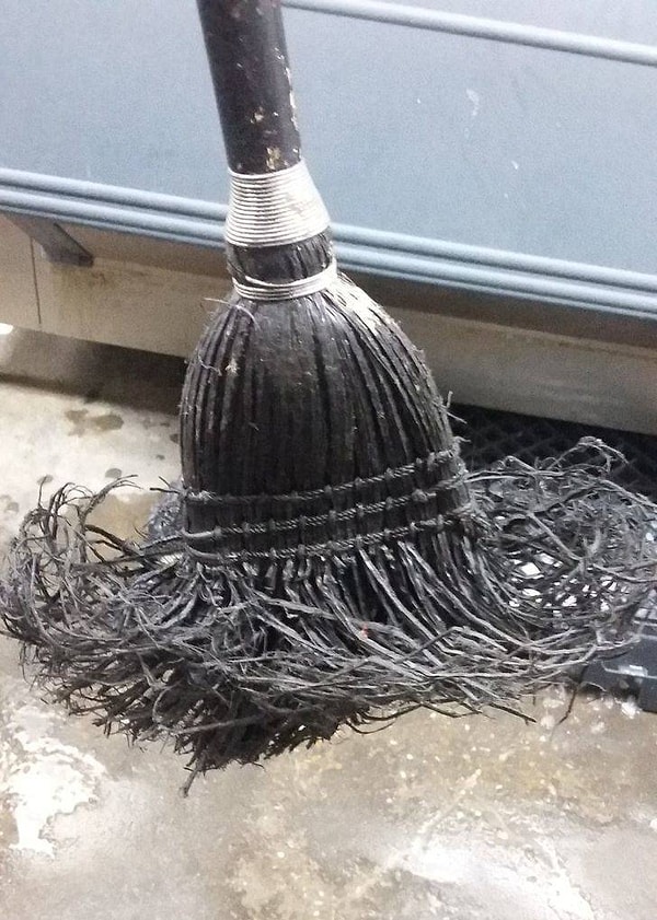 6. "Работаю в ресторане фастфуда, и это наша метла для уборки пола. Босс говорит, что заменить ее будет слишком дорого. Кстати, он водит авто марки Линкольн".