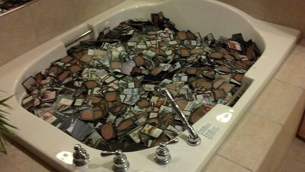 9. "Я работаю в отеле. Гости выселились из номера и оставили джакузи вот в таком виде: полной игральных карт".