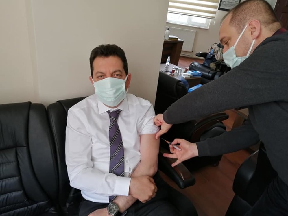 Belediye Başkanına Ayrıcalık: Başhekim Kovid Aşısını Makamında Yaptı