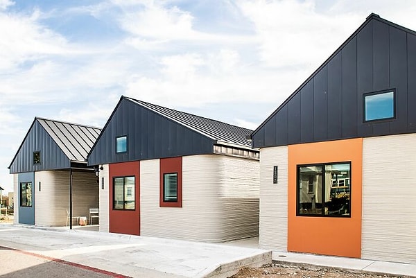 2. Но в сентябре прошлого года жизнь Тима поменялась кардинальным образом, когда ему представился шанс стать первым в Америке владельцем супер технологичного дома, построенного гигантским 3D-принтером!