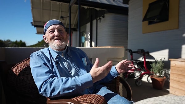 4. До переезда в новое жилье мужчине часто приходилось ночевать либо прямо на улице, либо в старом прицепе.