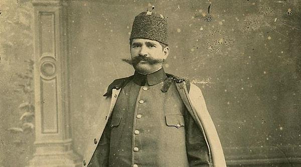 1873 yılında 40 yıllık kısa yaşamına Manastır yakınlarındaki Resne kasabasında başlar Niyazi Bey. Atatürk'ümüzün de eğitim gördüğü Manastır Askeri Okulu'nda öğrenimini tamamlar.