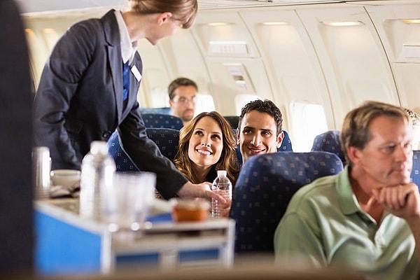 3. Uçakta, yanınızdaki yolcu çok geveze ise veya kolunu sürekli sizin tarafınıza dayaması rahatsız ediyorsa, mideniz bulanıyormuş gibi poşeti elinize alın. Her seferinde işe yarar.