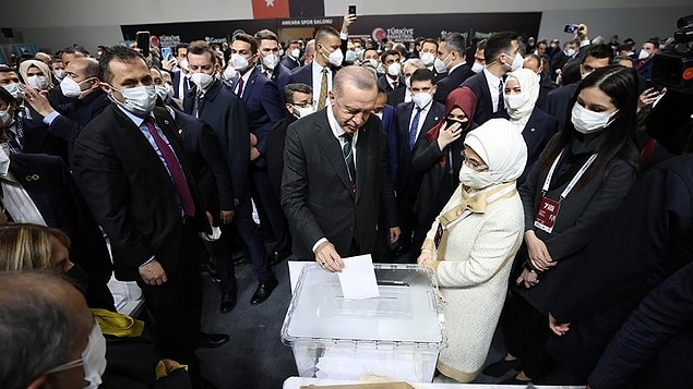 Kongrelerde maske takılsa da, sosyal mesafe kuralına uyulmadığı görüldü.