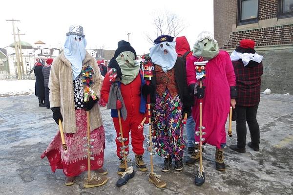 1. Kanada'da yaygın olan mummering, insanların garip garip giyinip arkadaşlarının evine gittiği bir Noel geleneğidir. Ev sahibi insanların kim olduklarını teker teker bulana kadar parti devam eder.